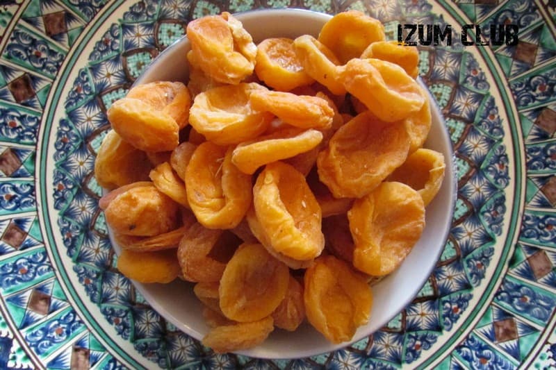 Курага относится к категории сухофруктов и производится из абрикоса. С этой целью используются метод естественной сушки: плоды абрикоса выкладывают на солнце на одну неделю.